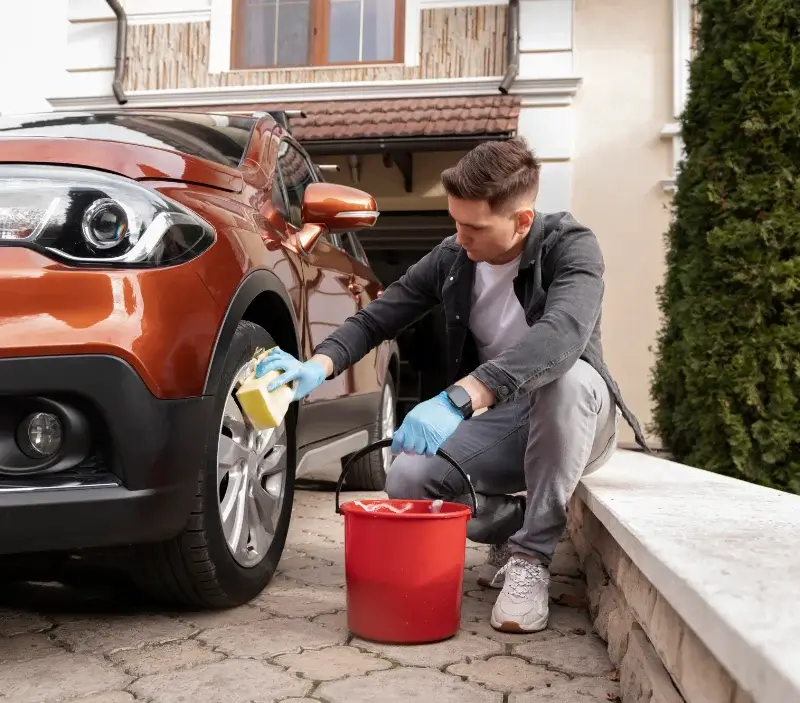 Lavage auto à domicile Sommières-du-Clain : professionnel intervenant sur un véhicule